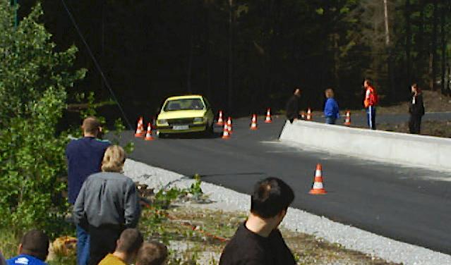 Eivind Lland kjrt ogs den gule Asconaen, men mtte se seg sltt av Hella som kjrte samme bil. Lland havnet p 8/11 plass i klasse 2 - uten berringen ville han havnet p 4.plass.